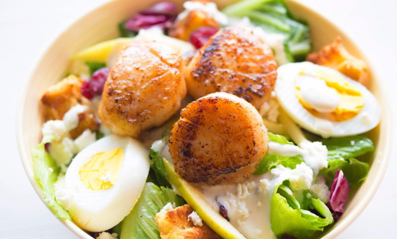 Lean And Green Pan-Seared Scallops and Zucchini Noodles with Roasted Red Pepper Sauce